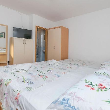 Apartments And Room Nevenka Makarska Eksteriør billede