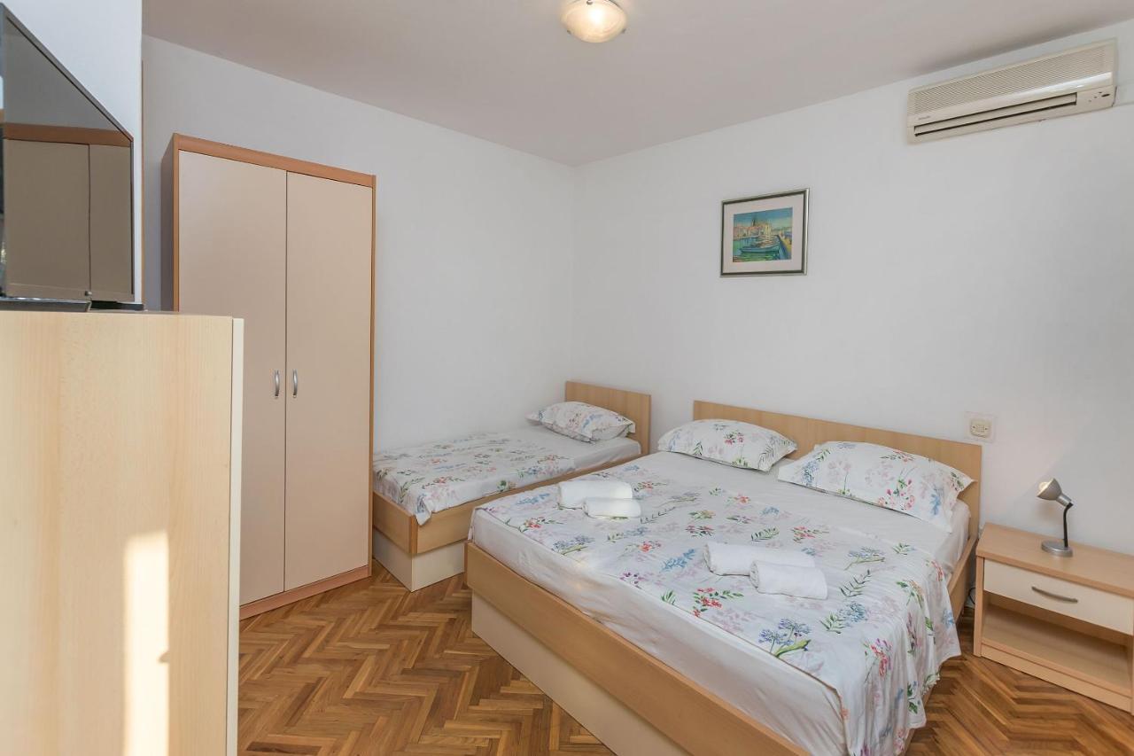 Apartments And Room Nevenka Makarska Eksteriør billede