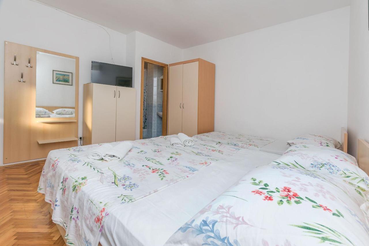 Apartments And Room Nevenka Makarska Eksteriør billede