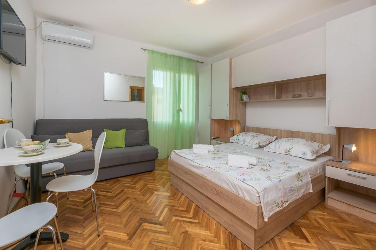 Apartments And Room Nevenka Makarska Eksteriør billede