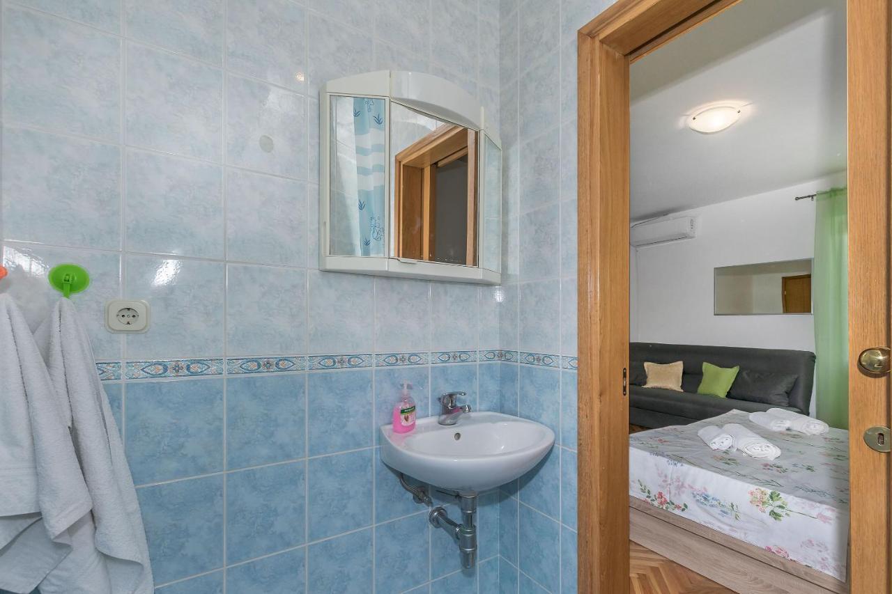 Apartments And Room Nevenka Makarska Eksteriør billede