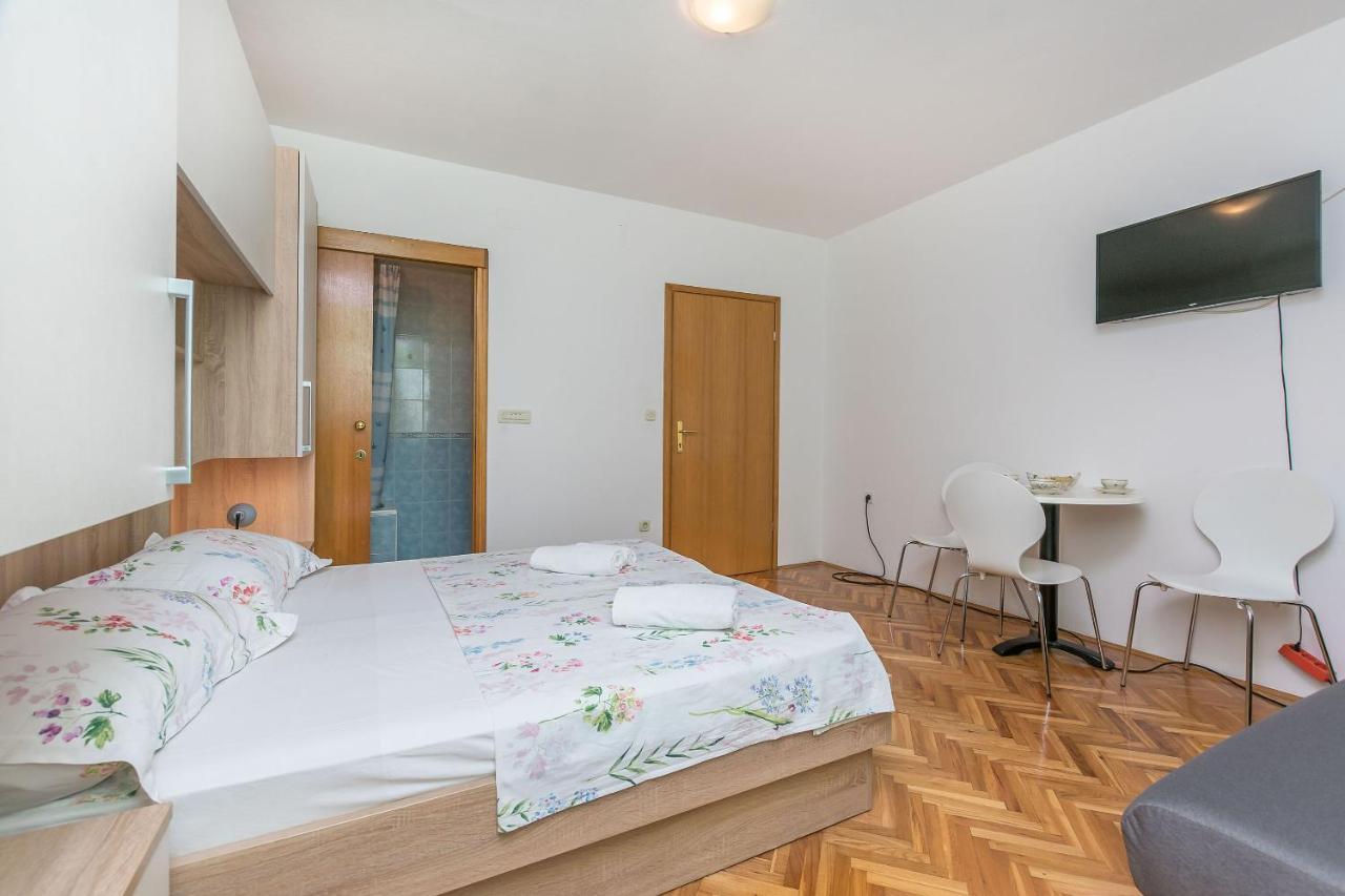 Apartments And Room Nevenka Makarska Eksteriør billede